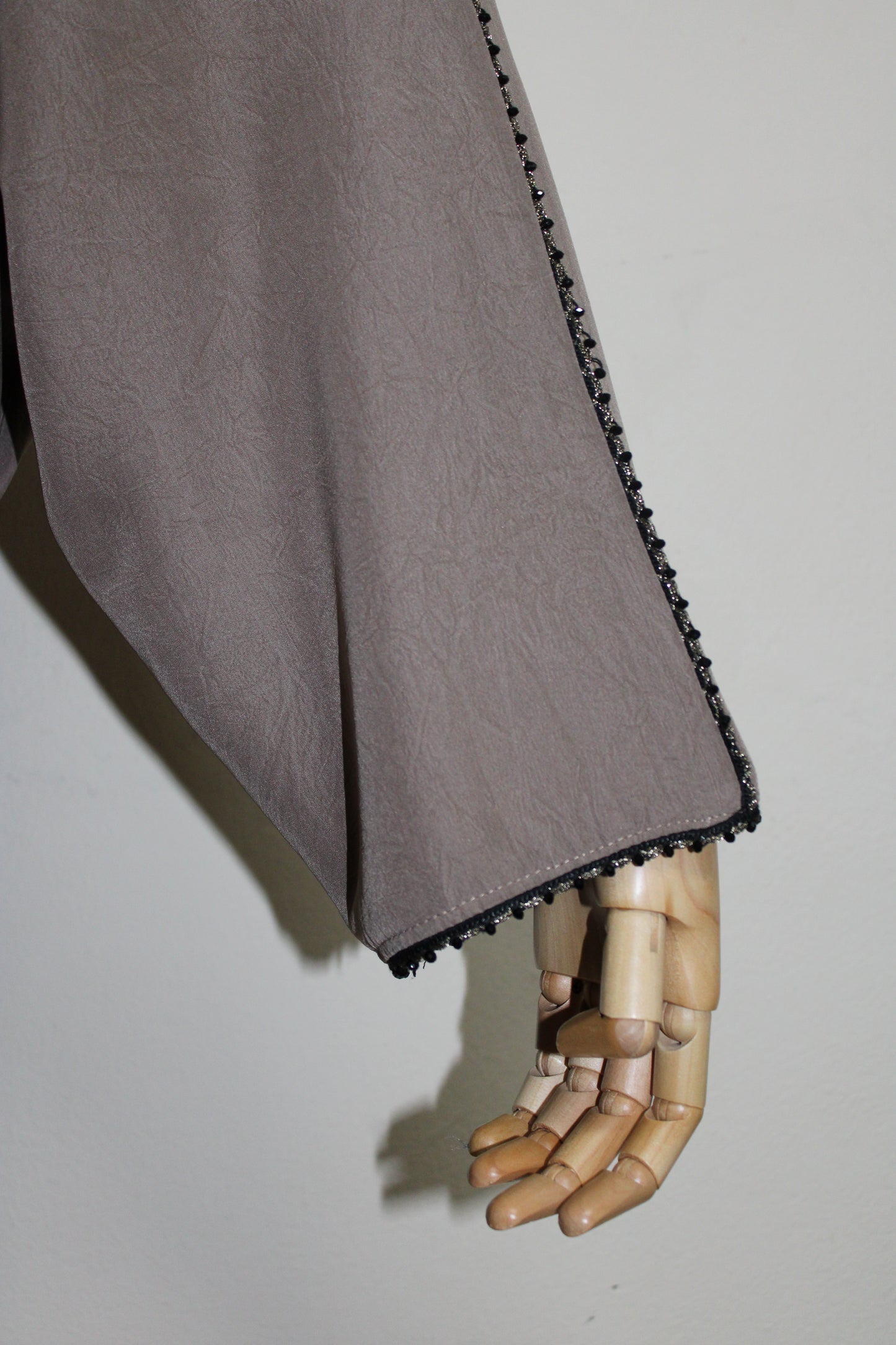 Dusty Taupe Edge Flow